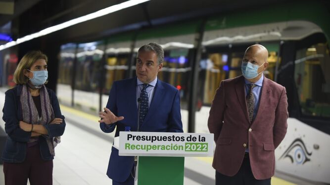 Elías Bendodo (centro) con Rocío Blanco (izq) y Javier Imbroda (der) en el Metro de Málaga.
