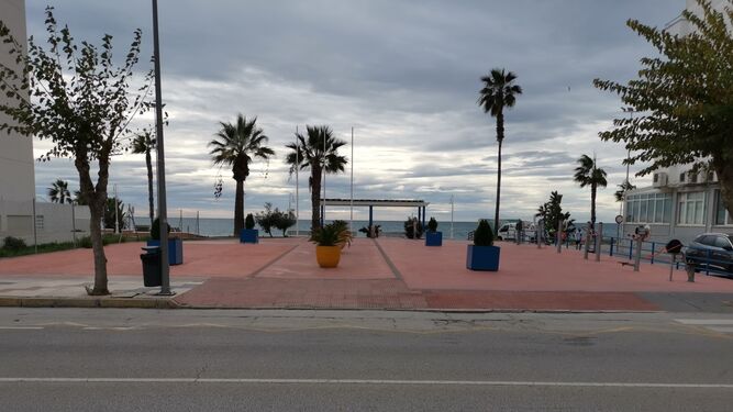 Plaza del Agua entre el paseo marítimo y la avenida del Mediterráneo, en Rincón de la Victoria.