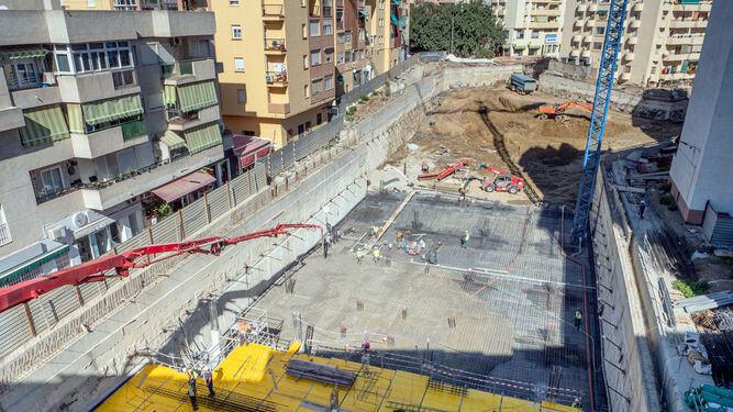 Vista de la obra del aparcamiento de la Plaza del Ajedrez, en Estepona.