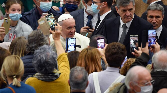 El papa Francisco, rodeado de gente.