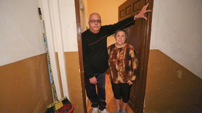 Andrés y Carmen, en la puerta de sus casas