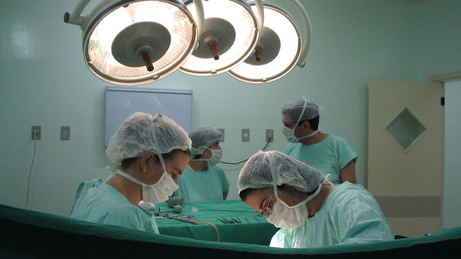 Profesionales trabajando en un quirófano, en una imagen de archivo.