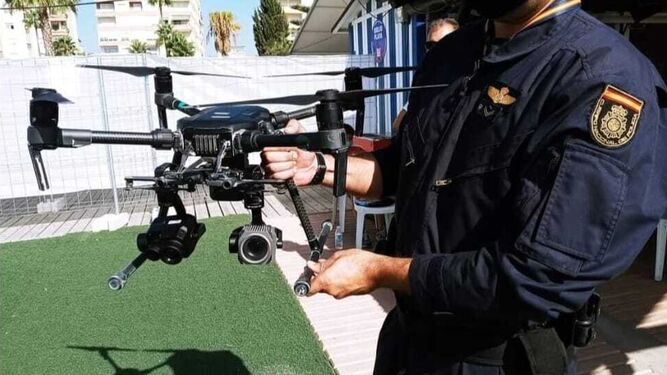 Uno de los agentes muestra uno de los drones con los que cuenta la Policía en Málaga