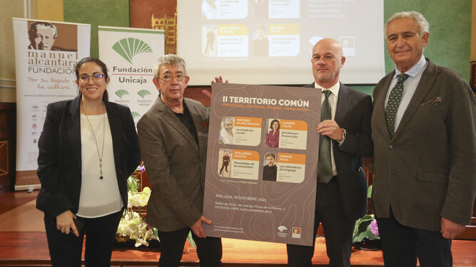 Marina Maier Alcántara, Guillermo Busutil, Francisco Cañadas y Antonio Pedraza con el cartel del ciclo.
