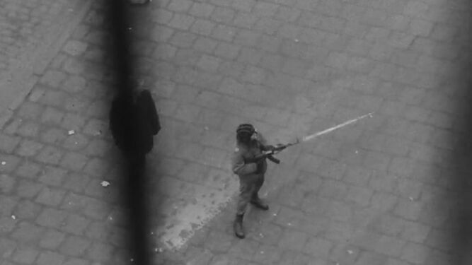 Un soldado polaco dispara contra la multitud en el documental '1970', de Tomasz Wolski.