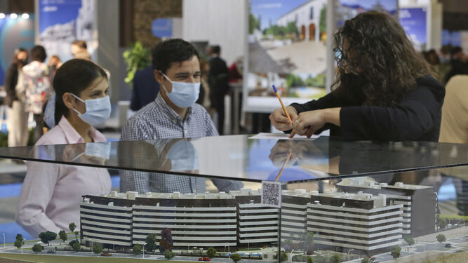 Dos visitantes observan una de las urbanizaciones en oferta en el Simed