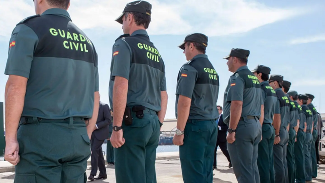 Agentes de la Guardia Civil con uniforme.