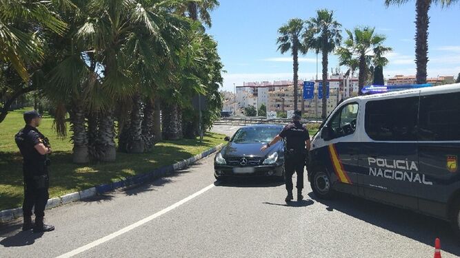 Policías nacionales en un control en Estepona