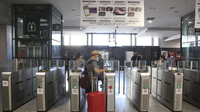 Turistas acceden al Cercanías en la Estación María Zambrano.