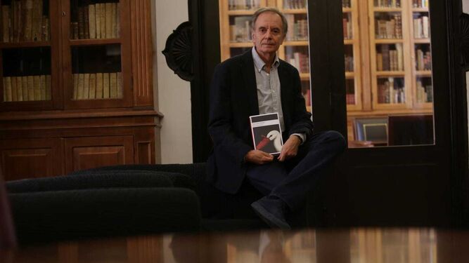 Antonio Soler con su último libro, 'Sacramento', en la Sociedad Económica de Amigos del País.
