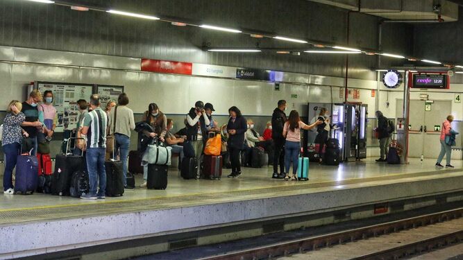 Pasajeros esperan un tren de Cercanías en una de las estaciones de Málaga.