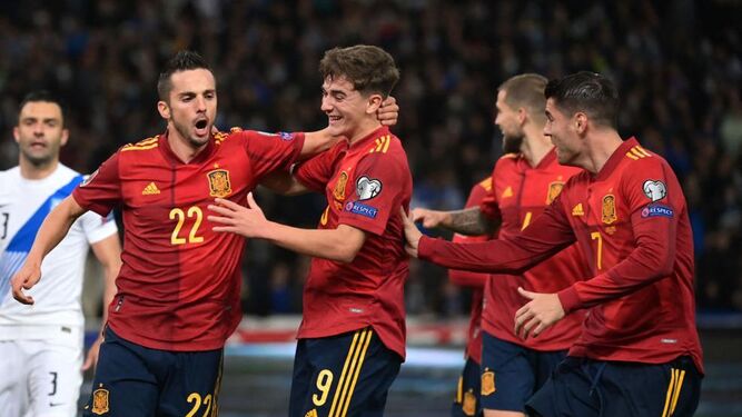 Los jugadores españoles celebran un tanto