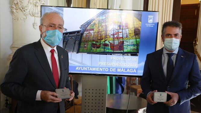 Francisco de la Torre y Carlos Conde, este lunes, en la presentación del proyecto de presupuesto del Ayuntamiento de Málaga para 2022.