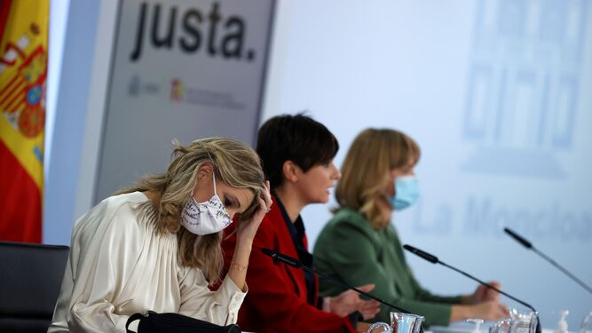 Yolanda Díaz, Isabel Rodríguez y Pilar Alegría tras el Consejo de Ministros
