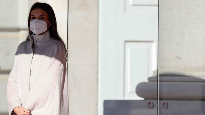 La Reina Letizia, con una capa-abrigo este martes en el Palacio Real.