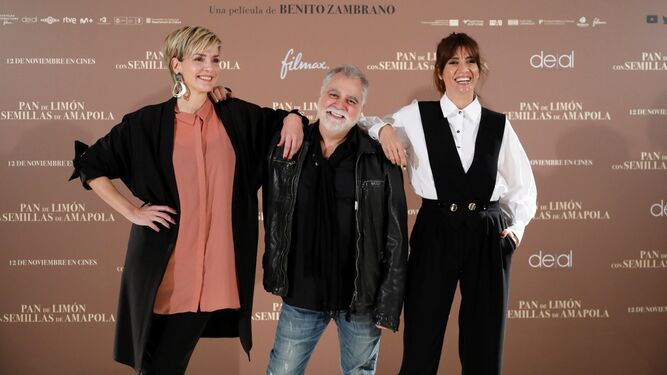 El director de cine Benito  Zambrano  junto a las actrices Elia Galera y Eva Martín.