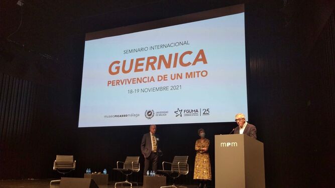 José Lebrero presenta en el Auditorio del MPM el seminario sobre el 'Guernica'.
