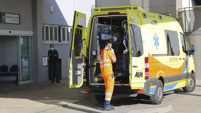 Una ambulancia llega al Hospital Clínico de Málaga.