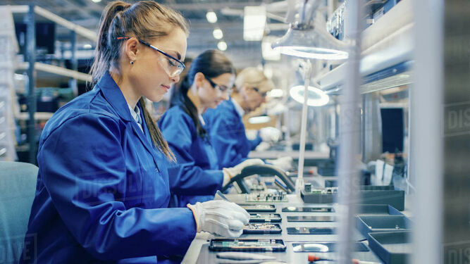 Trabajadoras en una fábrica de dispositivos electrónicos.