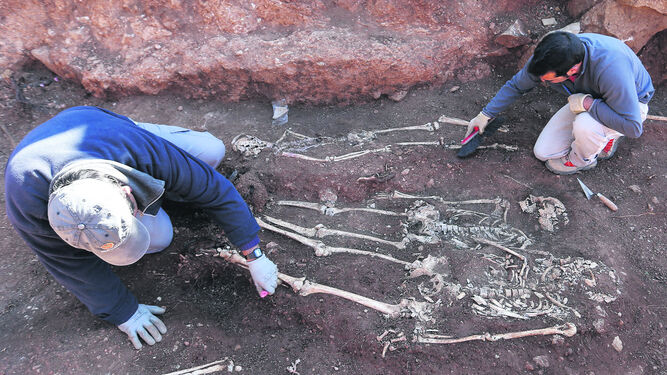 Dos arqueólogos en una exhumación en una imagen de archivo.