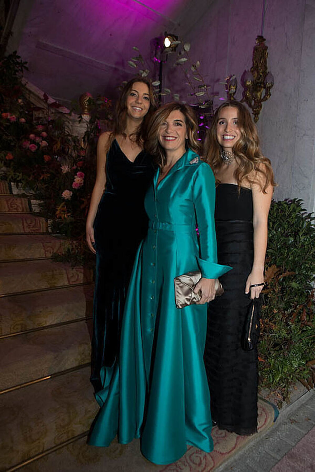 Xandra Falc&oacute;, hermana de Tamara, con sus hijas. Vest&iacute;a un dise&ntilde;o color verde aguamarina de Lorenzo Caprile.