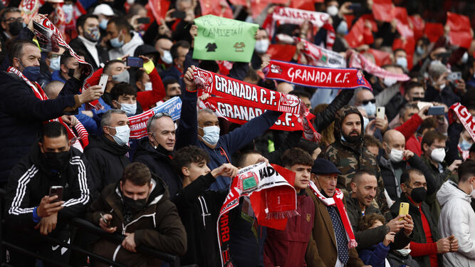 Aficionados con y sin mascarilla en la grada del estadio Nuevo Los Cármenes de Granada, este fin de semana.