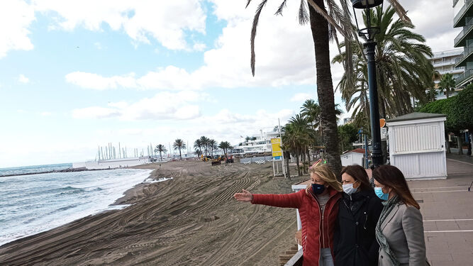 Visita institucional a la playa La Venus de Marbella tras el temporal de levante.