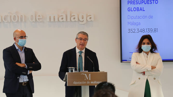 Salado (en el centro) durante la presentación de los presupuestos de la Diputación de Málaga para 2022.