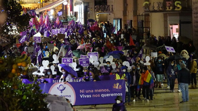 La marcha momentos después de salir de la Plaza de la Merced, avanzando bajo la lluvia.