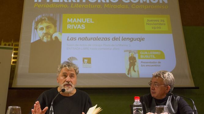 Manuel Rivas y Guillermo Busutil charlan en el último encuentro del ciclo Territorio Común.