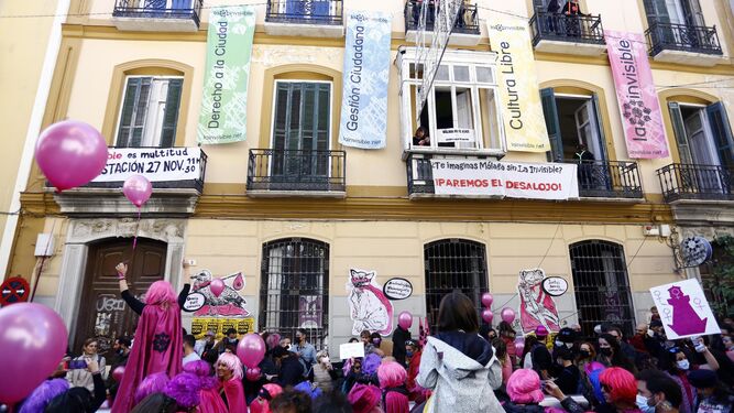 Manifestación contra el desalojo de La Casa Invisible a las puertas del inmueble el pasado noviembre.
