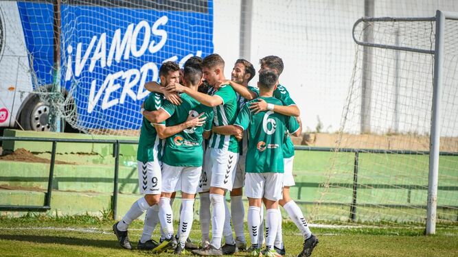 El Juventud Torremolinos celebra un gol.