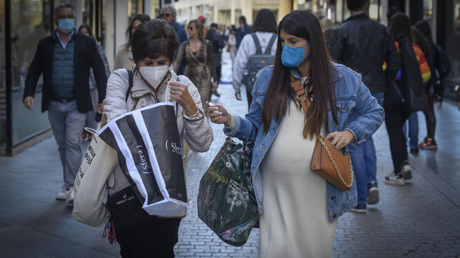 Un par de mujeres pasean por el centro de Sevilla