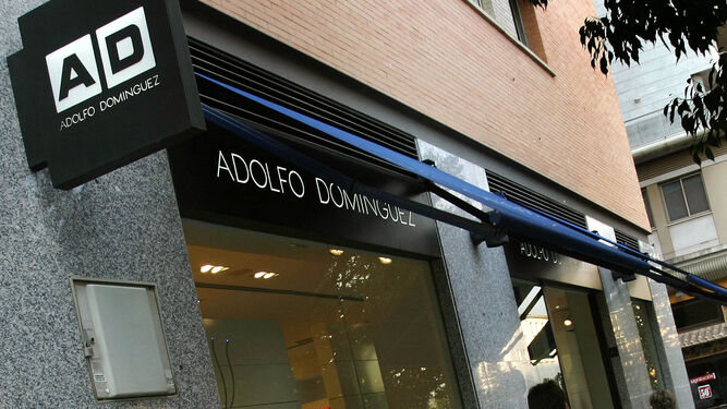 Exterior de una de las tiendas de Adolfo Domínguez.