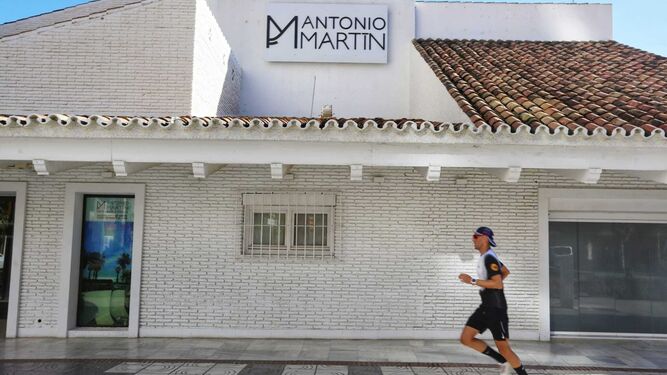 Un corredor frente al restaurante Antonio Martín en Málaga