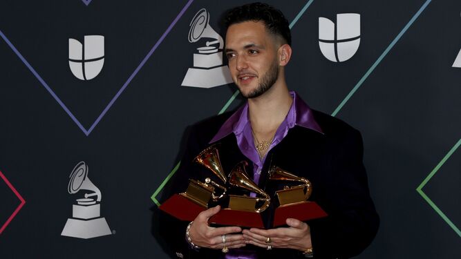 C. Tangana con sus tres Grammys latinos.