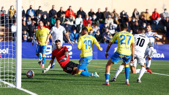 Sadiku empuja hacia dentro el segundo gol del Las Palmas.