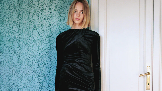 Negro, de terciopelo y mini, así es el vestido más vendido de Zara de esta Navidad.