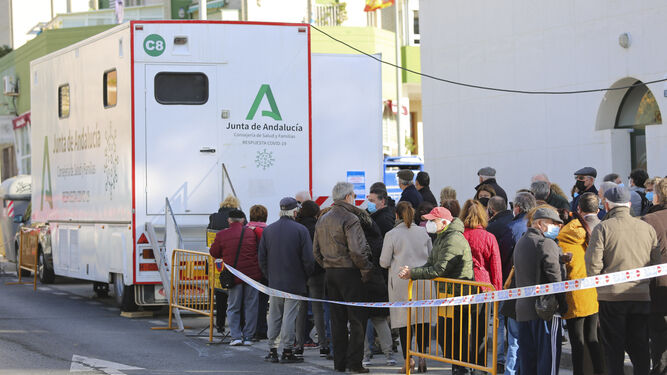Colas ante la unidad móvil frente al centro de salud de El Palo para la vacuna anticovid.