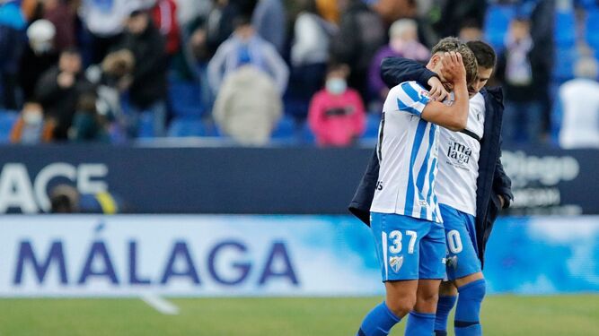 Jairo consuela a Kevin tras el Málaga CF ante el Amorebieta