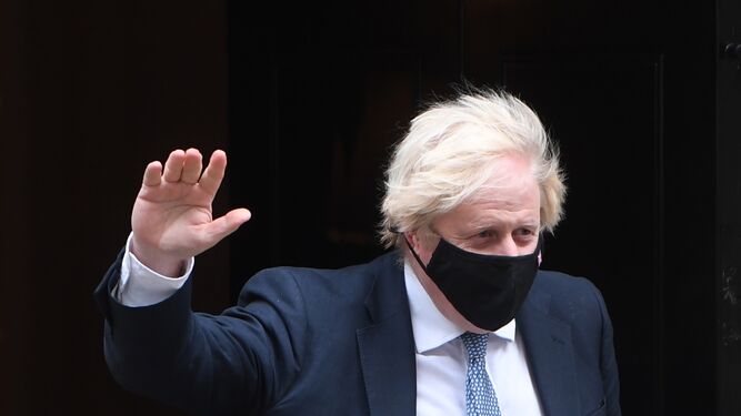 Boris Johnson saluda a su salida de Downing Street.