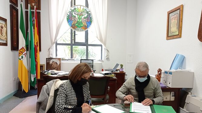 La delegada del Gobierno andaluza y el alcalde de Campillos durante la firma del acuerdo.