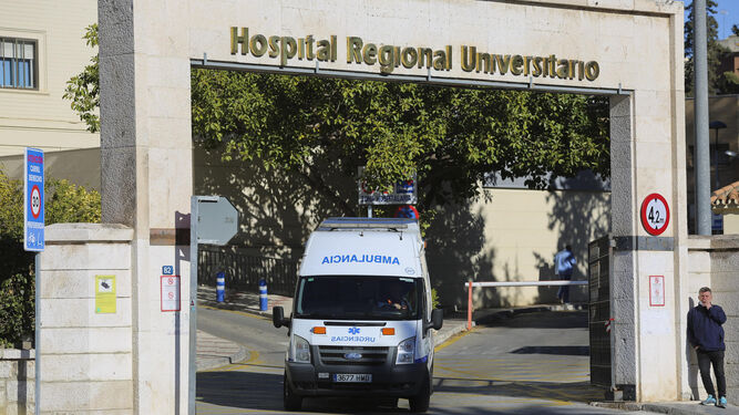 Una ambulancia saliendo del Hospital Regional.