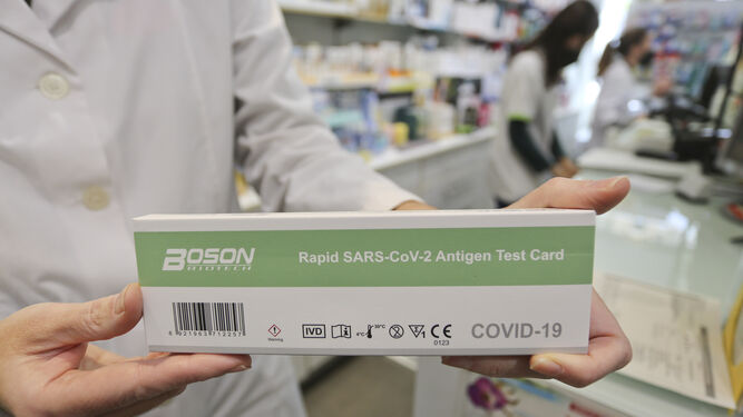 Un sanitario de la farmacia Caffarena muestra un test de antígenos.