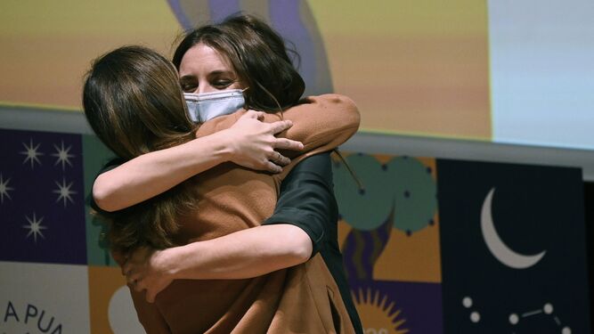 Irene Montero abraza a Ione Belarra en Málaga.