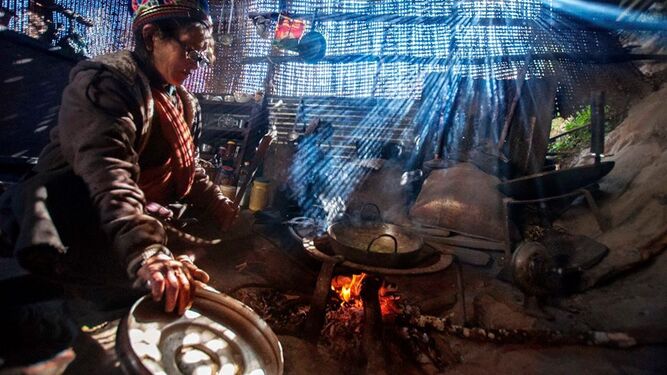 Una mujer cocina con leña en la comunidad de Tamang, Nepal.