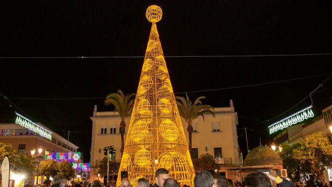 El árbol de Lotería de Navidad ilumina Lebrija para conmemorar el V Centenario de la muerte de Elio Antonio de Nebrija