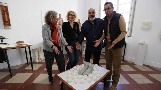Los artistas participantes junto a una de las piezas escultóricas, en La Térmica.