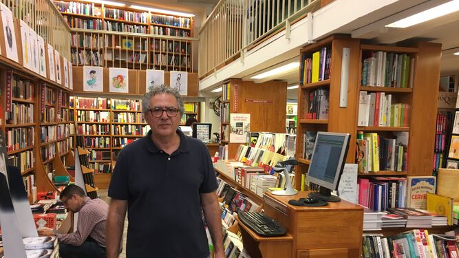 Juan Manuel Cruz posa en su librería.