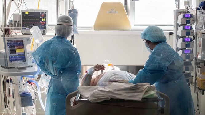 Sanitarias atienden a un paciente en una imagen de archivo.